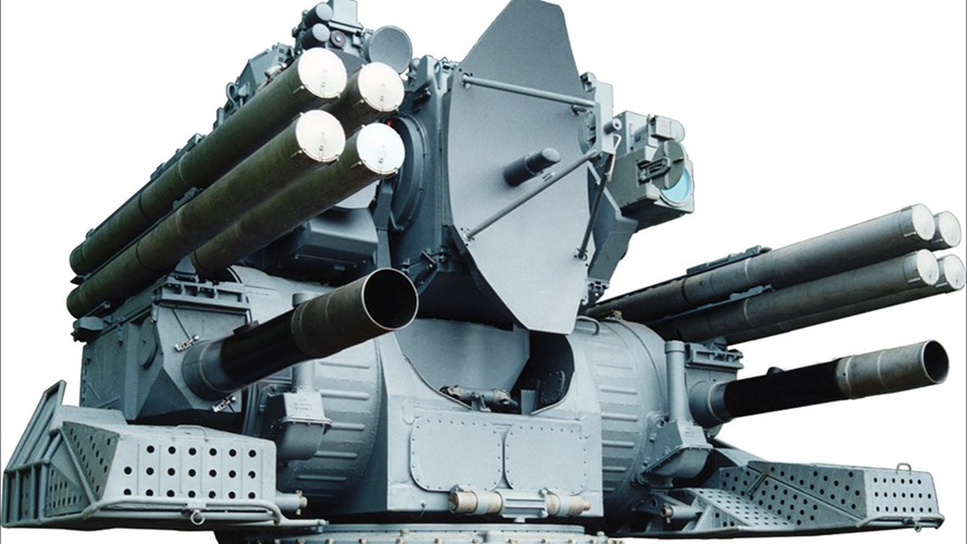 Kashtan là một trong những hệ thống phòng thủ tầm gần (CIWS) chết người nhất hiện nay. Nó bao gồm 2 khẩu pháo 6 nòng xoay 30mm và 8 tên lửa phòng không 9M311 trong một tháp pháo. Mỗi tháp pháo đều có radar theo dõi riêng và cũng như cảm biến quang điện và hồng ngoại, có thể được gắn với một hệ thống điều khiển hỏa lực trung ương, tích hợp thêm vào một hệ thống chiến đấu tổng thể. Như tàu sân bay Đô đốc Kuznetsov, một hệ thống chiến đấu như vậy có khả năng đặt rất nhiều hệ thống Kashtan xung quanh, tạo nên một bức tường lửa không có gì có thể thâm nhập vào.