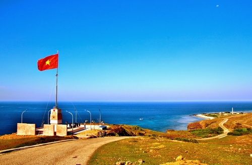 Đảo Lý Sơn là huyện đảo duy nhất của Quảng Ngãi, nằm về phía Đông Bắc, cách đất liền 15 hải lý. 