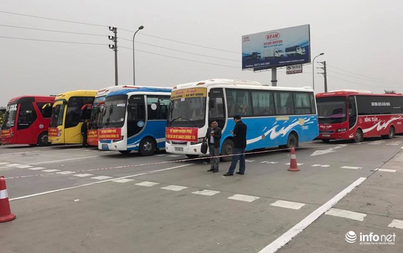 Đoàn xe khách nối nhau trên cao tốc.