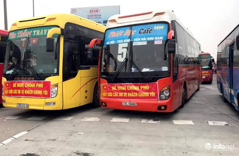 Đoàn xe khách nối nhau trên cao tốc phản đối phân luồng tuyến