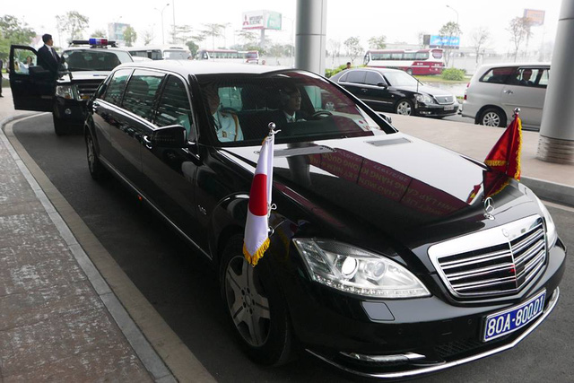 Xe chở Nhà vua và Hoàng hậu được tại sảnh nhà khách VIP của sân bay Nội Bài, chuẩn bị về trung tâm Hà Nội.