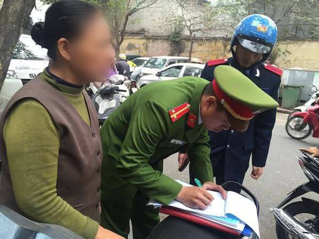 Hà Nội: Vứt rác ra vỉa hè, một phụ nữ bị phạt 6 triệu đồng