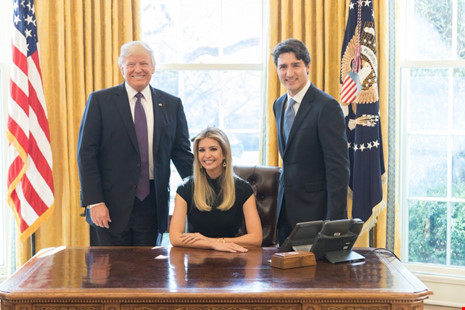 Ivanka Trump gây bão khi ngồi vào chiếc ghế tổng thống của cha