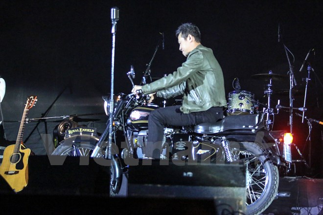 Cũng chính anh đã lái chiếc Royal Enfield, chiếc xe từng được thủ lĩnh nhóm Bức Tường lái khi còn sống. (Ảnh: Minh Sơn/Vietnam+)