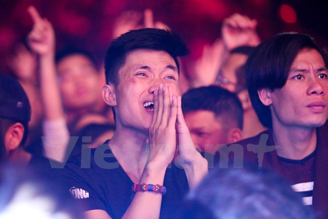Có người gào thét tên Trần Lập. (Ảnh: Minh Sơn/Vietnam+)