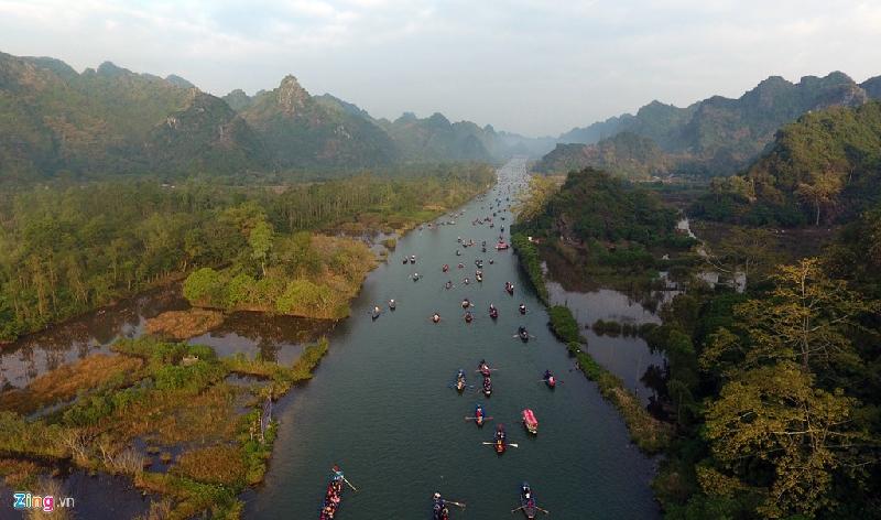 Khoảnh khắc ấn tượng chùa Hương ngày khai hội hình ảnh 3 Dòng suối Yến nên thơ nổi tiếng là con đường thuỷ duy nhất đưa du khách vào các điểm dâng hương, hành lễ.