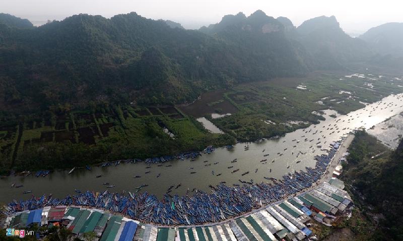 Khoảnh khắc ấn tượng chùa Hương ngày khai hội hình ảnh 7 Nhìn từ trên cao, bến Trò (bến đò đến) thuyền bè xếp dày đặc tạo thành hình cánh cung ấn tượng. Năm nay, tại các bến xe, bến đò, điểm nghỉ chân... ban tổ chức phục vụ du khách miễn phí nhà vệ sinh. Đây là một điểm mới đáng ghi nhận tại lễ hội.