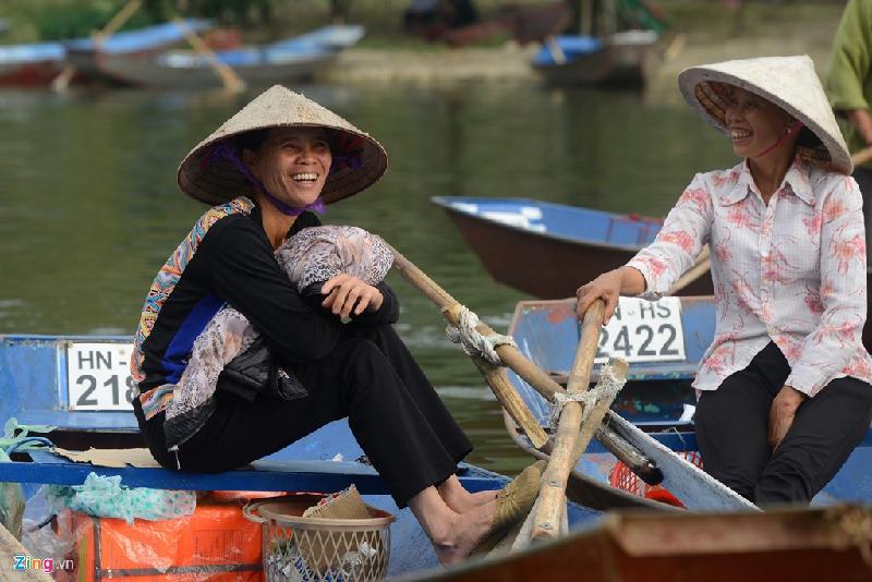 Khoảnh khắc ấn tượng chùa Hương ngày khai hội hình ảnh 8 Các chị em lái đò ngồi thảnh thơi nghỉ trên thuyền tại bến Trò trong khi chờ khách lên chùa làm lễ.