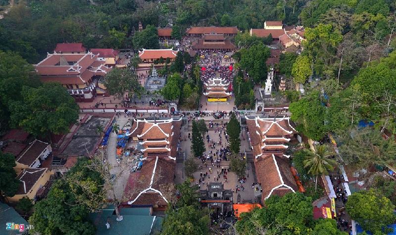 Khoảnh khắc ấn tượng chùa Hương ngày khai hội hình ảnh 10 Toàn ảnh chùa Thiên Trù rộng lớn và hùng vĩ dưới chân núi.