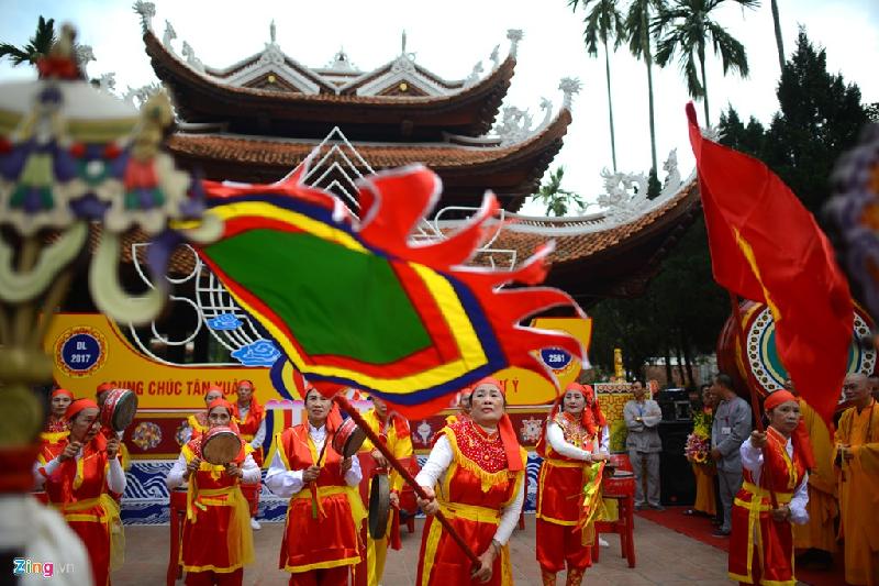 Đúng 9h, lễ khai hội chính thức được diễn ra, các đoàn trống hội, cờ hội được dịp khoe tài trước hàng nghìn khách thập phương.