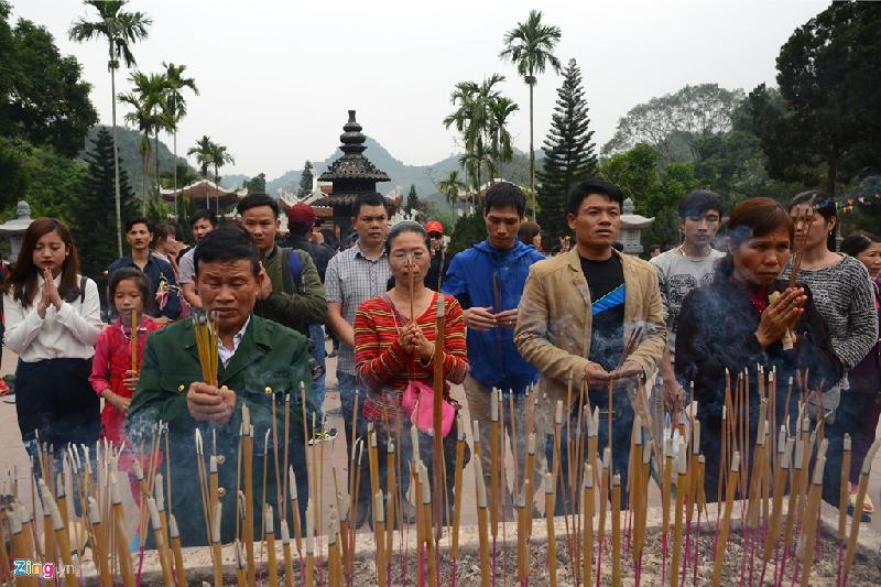 Khoảnh khắc ấn tượng chùa Hương ngày khai hội hình ảnh 14 Du khách thành kính dâng hương tại chùa Thiên Trù cầu mong một năm an lành, ấm no, mạnh khoẻ và may mắn trong năm mới.