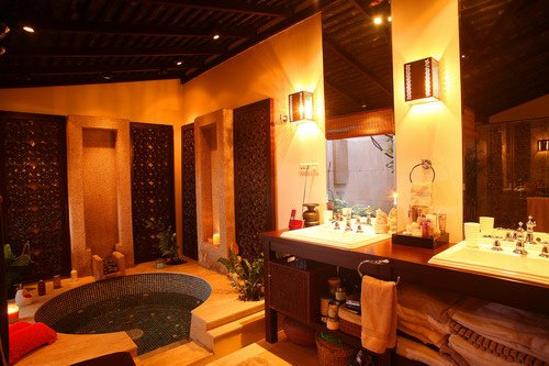 Hà Kiều Anh, hoa hậu Hà Kiều Anh, sao Việt Phòng tắm riêng của cô và ông xã được thiết kế đặc biệt với hồ tắm jacuzzi đẳng cấp.
