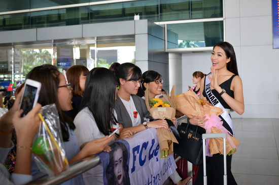 Fan mang băng rôn ra đón Lệ Hằng ngày về nước Lệ Hằng được fan chào đón nồng nhiệt khi về nước