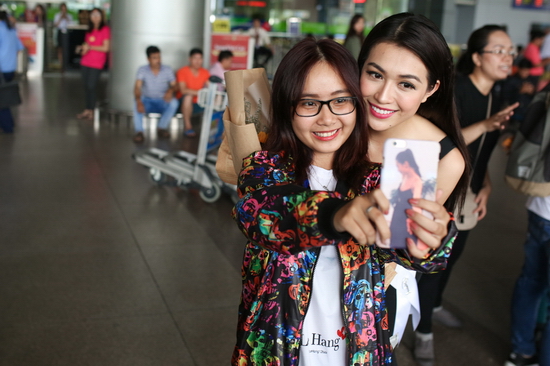 Cô còn nhận lời chụp ảnh selfie cùng người hâm mộ khiến các bạn thích thú.