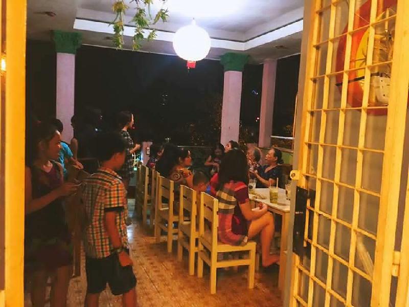 Từ ngày nổi tiếng, lượng khách đến với quán trà sữa của Tấn Lợi ở Long An tăng gấp nhiều lần so với trước. Thậm chí, nhiều người vì hâm mộ Lợi từ TP.HCM, Tây Ninh, Đồng Tháp... cũng kéo đến quán anh để có cơ hội gặp chàng trai họ yêu mến. Điện thoại của Tấn Lợi luôn ở trong tình trạng nóng rẫy vì những cuộc gọi dồn dập.  Nổi tiếng nhờ vẻ lơ ngơ trên sân khấu hài, trang cá nhân của Tấn Lợi cũng theo đó rất nhanh lượng theo dõi. Không nói nhiều, song anh chàng khá chăm chỉ chia sẻ hình ảnh với người hâm mộ. Mới đây nhất, bộ ảnh cưới của Tấn Lợi cùng cô vợ 