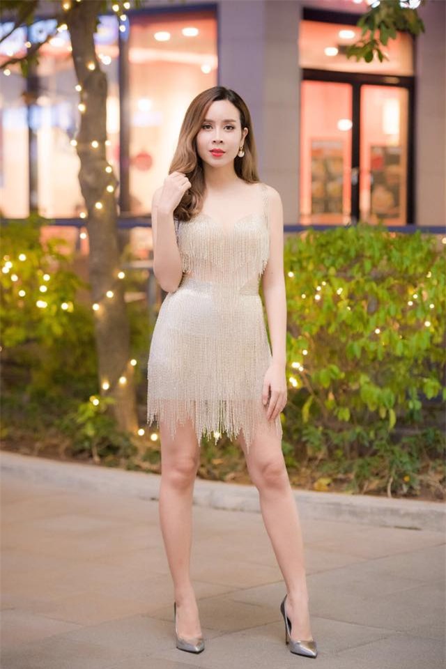Mới đây, tại một sự kiện, bà mẹ 2 con xuất hiện với bộ váy mong manh khoe nét gợi cảm với đồ tua rua tông nude.