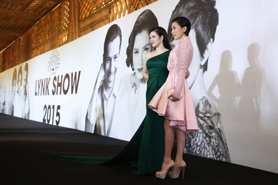 Lý Nhã Kỳ giàu có cỡ nào? Mỗi năm, Lý Nhã Kỳ lại tổ chức show thời trang bạc tỷ cho thương hiệu của mình. Đồng thời không ngừng nâng tầm show diễn lên đẳng cấp quốc tế.