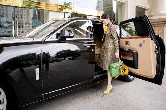 Lý Nhã Kỳ giàu có cỡ nào? Còn đây là siêu xe Rolls-Royce dòng Ghost trị giá khoảng hơn 40 tỷ đồng mà nữ doanh nhân thường sử dụng khi đi sự kiện.