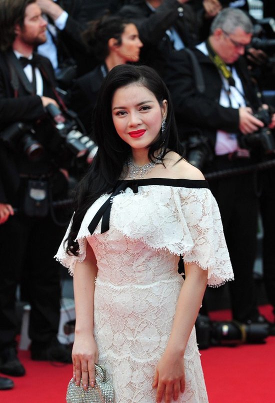 Lý Nhã Kỳ giàu có cỡ nào? Trong chuyến đi dự LHP Cannes đầu năm 2013, Lý Nhã Kỳ đặt riêng chiếc váy thiết kế của Chanel trị giá 100.000 USD (hơn 2 tỷ VND), đeo cùng bộ dây chuyền và hoa tai kim cương Paolo Piovan 12 tỷ đồng.