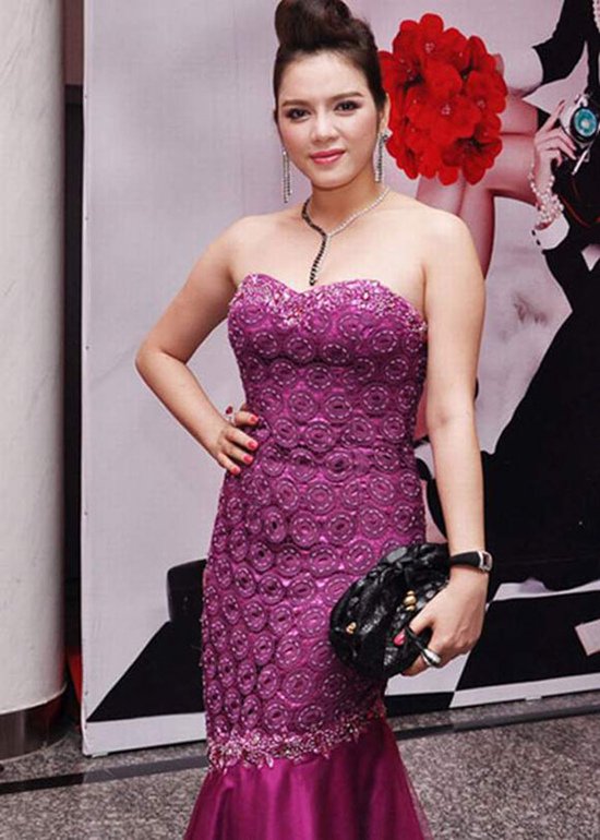 Lý Nhã Kỳ giàu có cỡ nào? Trong Đêm hội chân dài lần thứ 6, Lý Nhã Kỳ tuy bị chê mặc thiếu tinh tế nhưng vẫn gây xôn xao với cây hàng hiệu 12 tỷ, gồm váy dạ hội đính đá quý, nhẫn kim cương Crivelli, đồng hồ kim cương De Grisogono và túi xách đính vàng 18k.