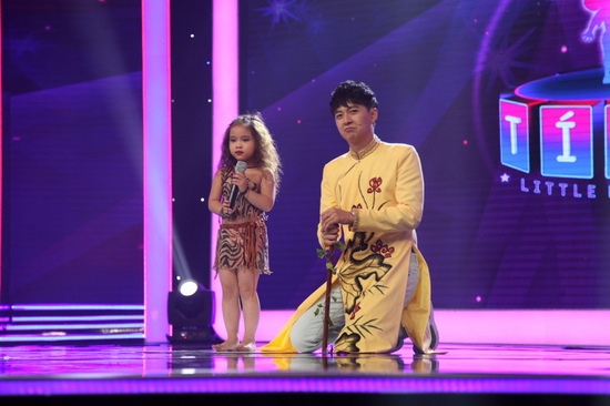 Trấn Thành, Quang Vinh “đứng hình” khi cô bé 4 tuổi phạt uốn sóng bụng  Cô bé Bùi Bảo Trang, 4 tuổi xuất hiện trong đoạn clip giới thiệu với tài năng nhảy điêu luyện. Tuy vậy, Trấn Thành xét theo google dịch thì nhận thấy thí sinh có khả năng nói tiếng Anh. Quang Vinh cũng đồng quan điểm với Trấn thành. Cuối cùng, đội anh dự đoán thí sinh là thần đồng tiếng Anh. Với đội Mỹ Linh, chị và Chi Pu lựa chọn tài năng của bé là dẫn chương trình.
