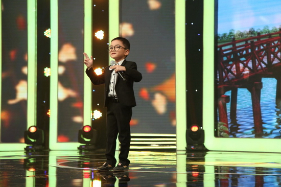 Chi Pu “chết lặng” khi bị thí sinh nhí chê múa xấu  Cậu bé Thanh Sơn vào vai MC giới thiệu chương trình ca nhạc với phong thái tự tin. Ca sĩ Mỹ Linh cho rằng cậu bé là “bách khoa toàn thư” vì trông rất thông minh và hoạt bát. Tuy vậy, chị lại chọn khả năng diễn hài. Với Trấn Thành, anh nhận xét cậu bé có ngoại hình sáng sân khấu. Quang Vinh dự đoán Thanh Sơn có khả năng ca hát và diễn hài nhưng kết quả đội anh lại chọn biệt tài dẫn chương trình.