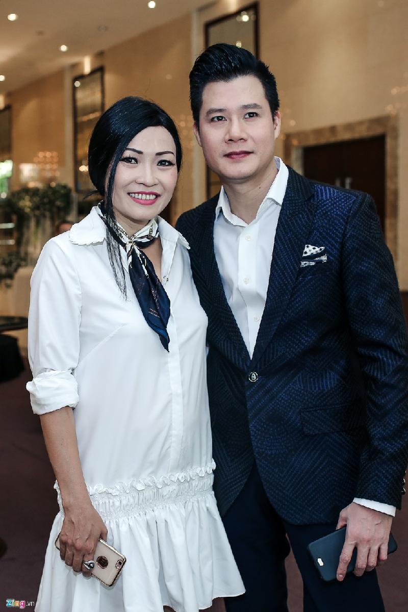 Minh Tuyết khoe vẻ gợi cảm, tình tứ bên Quang Dũng hình ảnh 5 Phương Thanh điệu đà khi chọn đầm trắng kết hợp khăn quàng cổ.