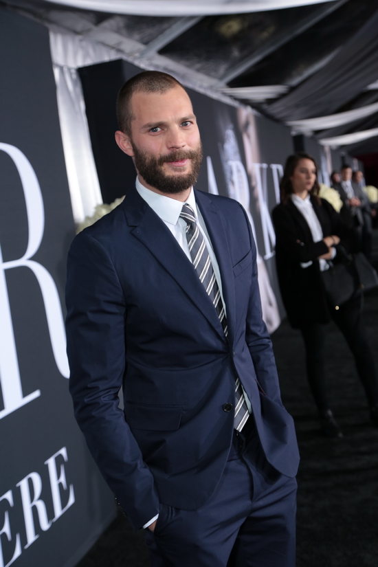 Bạn diễn của cô, tài tử Jamie Dornan đẹp “hút hồn” trong bộ vest màu xanh đậm được cắt may hoàn hảo cho hình thể “sáu múi” hoàn mỹ. Lần thứ hai vào vai chàng tỷ phú điển trai Christian Grey, Jamie Dornan tiếp tục được tạp chí Glamour bầu chọn là “người đàn ông gợi cảm nhất năm 2017” và trở thành biểu tượng quyến rũ hàng đầu của màn bạc Hollywood. Khác với tạo hình “soái ca” trong phim, Jamie đã F5 bản thân bằng việc thẳng tay cắt đi mái tóc bồng bềnh và để lại bộ râu quai nón đầy nam tính đã từng làm nên đặc trưng của anh trong thời gian làm người mẫu.