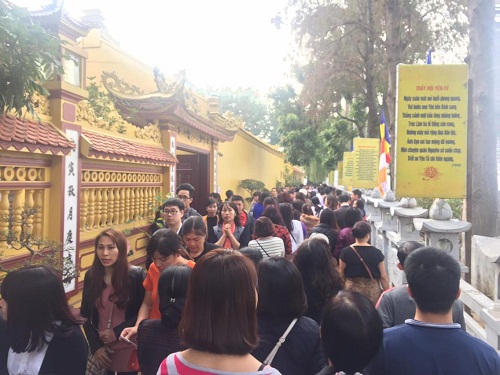 Dịp nghỉ Tết Nguyên đán Đinh Dậu năm nay kéo dài 7 ngày. Hôm nay (ngày 2/2), người dân cả nước lại bước vào ngày làm việc đầu tiên của năm mới. Theo ghi nhận của phóng viên, vào cuối giờ chiều tại nhiều đền, chùa ở Hà Nội luôn trong tình trạng ách tắc, đông đúc đến mức người dân phải di chuyển từng chút một.