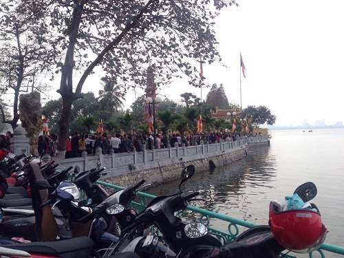 Chiều tối ngày mùng 6 Tết một số nơi như chùa Trấn Quốc, đền Quán Thánh, chùa Hà... lại đông nghịt người. 