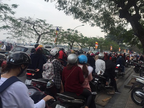 Các phương tiện phải di chuyển chậm trên đường vào chùa Trấn Quốc.