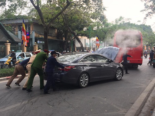Một chiếc xe ô-tô bất ngờ bị hư hỏng giữa đường khiến tình trạng ùn tắc càng trở nên nghiêm trọng.