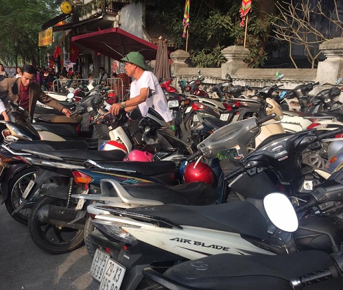Bãi giữ xe chật kín xe, thậm chí khách phải gửi xe cách đó hàng trăm mét rồi đi bộ vào chùa