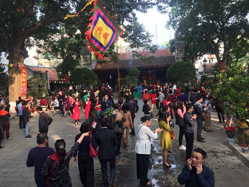 Tại đền Quán Thánh, càng về thời gian cuối của buổi chiều trong ngày làm việc đầu tiên có khá nhiều người đến đây để cầu tài lộc và bình an.