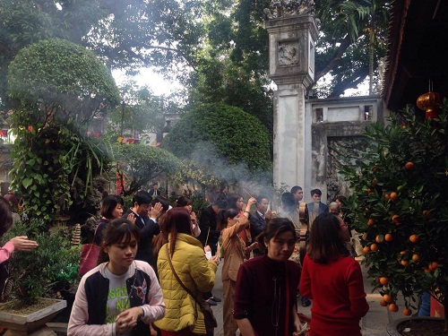 Ngày làm việc đầu tiên: Ùn tắc vì rủ nhau đi chùa cầu may mắn