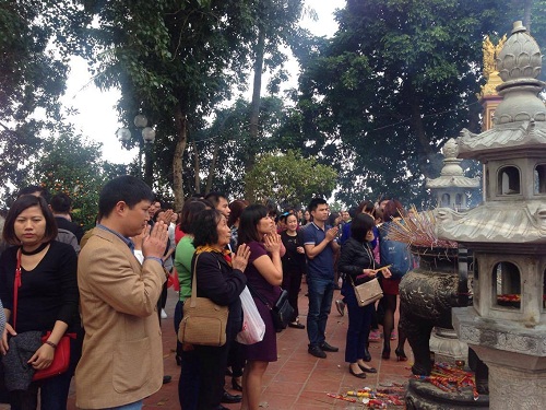 Khu vực chùa Trấn Quốc khói hương nghi ngút.