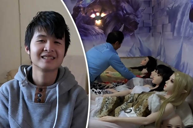 Ông Lichen chăm sóc những cô búp bê khi con trai vắng nhà.