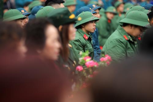 98 tân binh tại quận Đống Đa đã lên đường nhập ngũ, chia tay bạn gái và người thân đúng vào ngày lễ Valentine. 