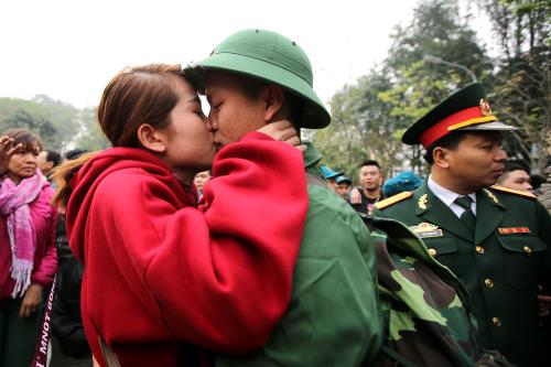 Sáng nay, quận Đống Đa đã có buổi lễ long trọng tiễn 98 tân binh (87 quân đội và 11 tân binh công an) lên đường nhập ngũ tại Gò Đống Đa