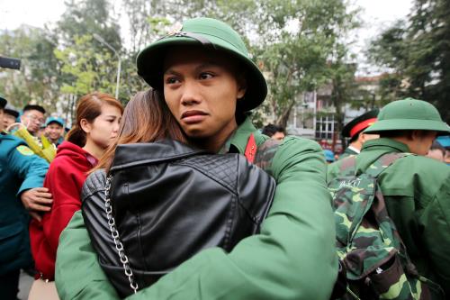 Cô giá bật khóc khi tiễn người yêu đi nhập ngũ.