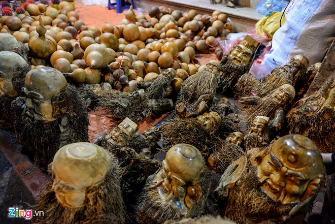 Anh Kết (Hà Nội) bày bán tại chợ các gốc tre có hình thù tự khắc như ông Phúc, Lộc, Thọ... hay những nhân vật như Quan Công, Hải Thượng Lãn Ông, Khổng Minh, Sư Tổ Đạt Ma…