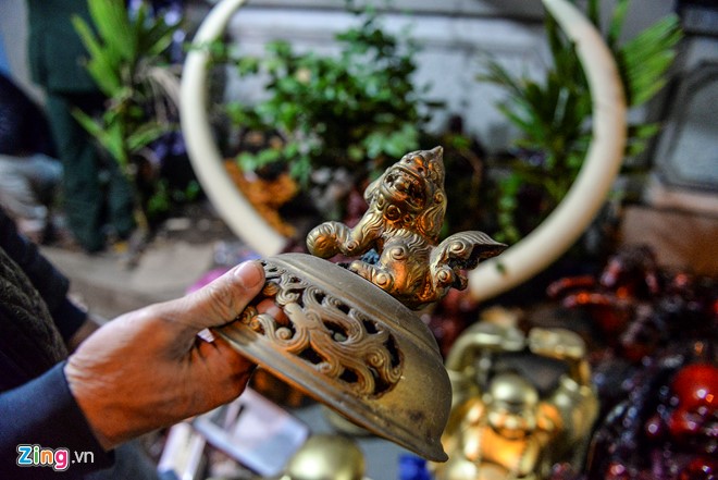 Tại gian hàng bán đồ cổ của anh Lâm Nhất Phương (Đồng Sâm, Thái Bình), bộ Tam sự được quảng cáo có nguồn gốc từ đời Nguyễn trị giá 80 triệu đồng. “Tôi bày bộ này cho khách ghé xem chứ không có ý định bán”, anh chia sẻ.