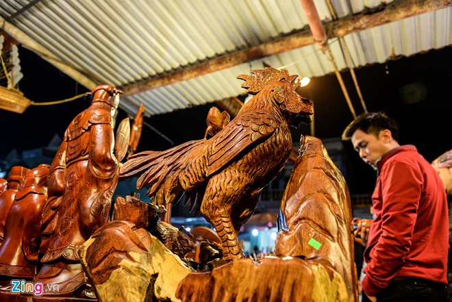 Đá quý, mâm đồng trong phiên chợ Viềng lúc nửa đêm hình ảnh 12 Chú gà trống được chạm khắc từ gỗ hương có giá 10 triệu đồng.