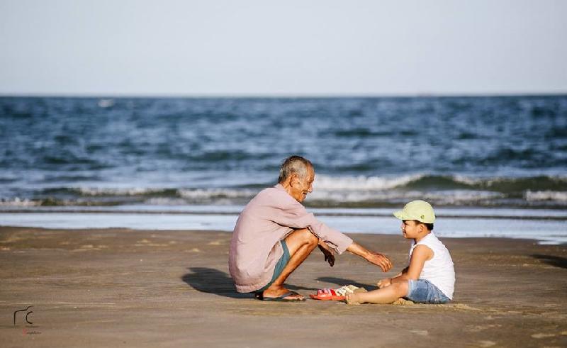 Xã biển Phước Hải là một trong những làng chài lâu năm thuộc tỉnh Bà Rịa - Vũng Tàu. Để đến được đây, từ TP.HCM, bạn chạy xe theo QL 51C (đường ra Vũng Tàu), đến ngã 5 thị xã Bà Rịa thì theo đường Trường Chinh, đến đường 44 ra Long Hải. Chạy tiếp đường 44 ven biển khoảng 7,5 km nữa sẽ đến chợ Phước Hải (tính từ Mộ Cô - Long Hải), đi tiếp thì đến biển. Ảnh: Tính Huỳnh. 
