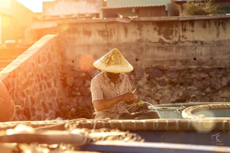 Biển Phước Hải đẹp với nước xanh cát trắng, với hoạt động tấp nập của tàu đánh cá cập bến mỗi sáng, sự cần cù trong lao động. Ảnh: Tính Huỳnh.