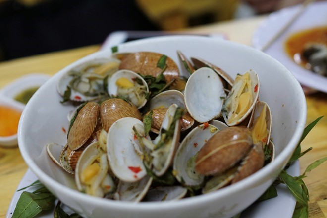 Như vậy, có khi bạn chỉ cần đi thẳng là đến biển, song cũng có lúc phải lội sông hay đi thuyền qua. Biển Lộc An lúc nào cũng hoang sơ, thơ mộng với cung đường nước trong vắt, xanh biếc ôm gọn triền cát trắng xoá. Ảnh: An Huỳnh.