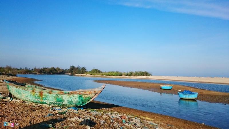 Biển Thắng Hải thuộc xã Thắng Hải, Hàm Tân, Bình Thuận. Để đến đây, từ thị xã Lagi, bạn chạy theo hướng về suối nước nóng Bình Châu, đi khoảng 25 km, đến xã Thắng Hải, tìm quán cà phê Cây Si, rẽ vào, đi đến cuối đường là đến. Ảnh: Huỳnh Hằng.