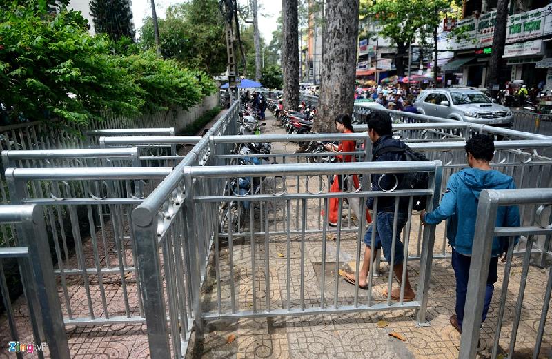 Hơn 2 tháng nay, vỉa hè trước và bên hông Bệnh viện Chợ Rẫy (phường 12, quận 5, TP.HCM) được lắp dải phân cách rất kiên cố để tạo lối đi cho người đi bộ.