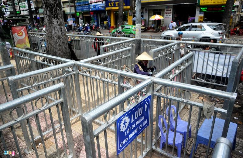 Hệ thống rào chắn này có 4 đoạn với 8 lối ra vào dành riêng cho người đi bộ và các lối vào gửi xe của 3 cổng bệnh viện. Tại các lối ra vào, cơ quan chức năng lắp từ 3-9 thanh chắn hình zích zắc. 