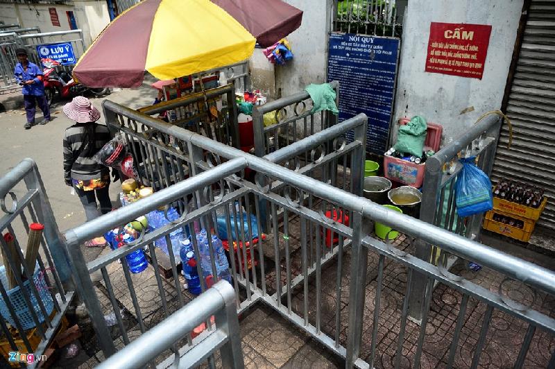 Rào chắn lối ra vào trước cổng phụ bệnh viện thuộc đường Thuận Kiều bị quán nước chiếm dụng mặc dù có bảng cấm. Hai bên cổng các quán bày biện bàn ghế để khách ngồi uống bên trong rào chắn.